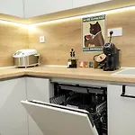 Stylish 2br With Underground Parking, By Flat Manаger Warna